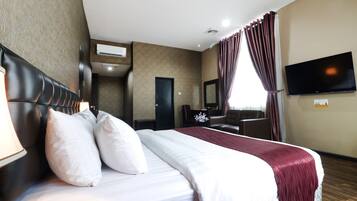 Junior Studio Suite | Minibar, in-room safe, free WiFi, bed sheets