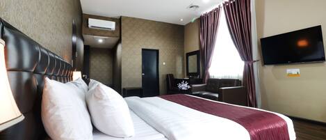 Junior Studio Suite | Minibar, in-room safe, free WiFi, bed sheets