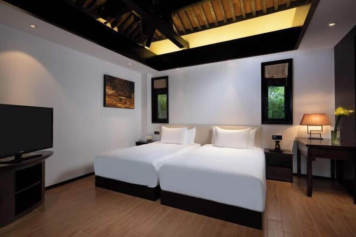 1 bedroom, hypo-allergenic bedding, down comforters, minibar