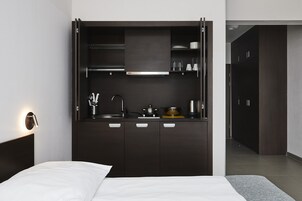 Standard Room, 2 Single Beds, Kitchenette | Private kitchenette