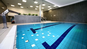 Kolam renang indoor, dengan kursi berjemur
