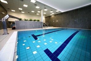 Hồ bơi trong nhà, mở cửa từ 15:00 đến 21:00, ghế dài tắm nắng 