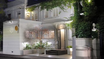 Fachada da propriedade à noite