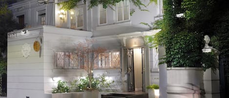 Façana frontal de l'allotjament (vespre/nit)