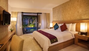 Seprai premium, minibar, brankas, dan meja kerja