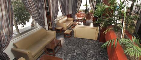 Lobby-lounge