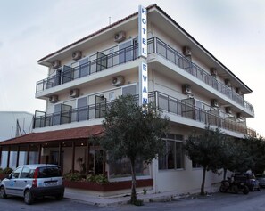 Front of property - Evans Hotel (Heraklion)