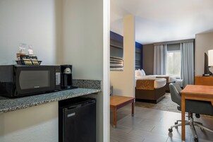 Suite, Non Smoking | Desk, iron/ironing board, free cribs/infant beds, free WiFi
