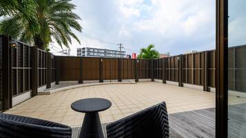 Suite | Down comforters, individually decorated, individually furnished, desk