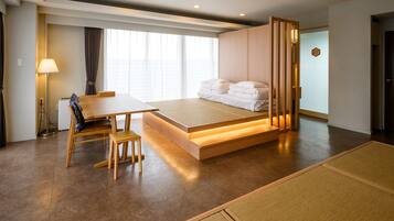Cubrecamas, decoración personalizada, muebles diferentes y escritorio