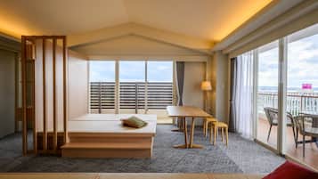 Cubrecamas, decoración personalizada, muebles diferentes y escritorio