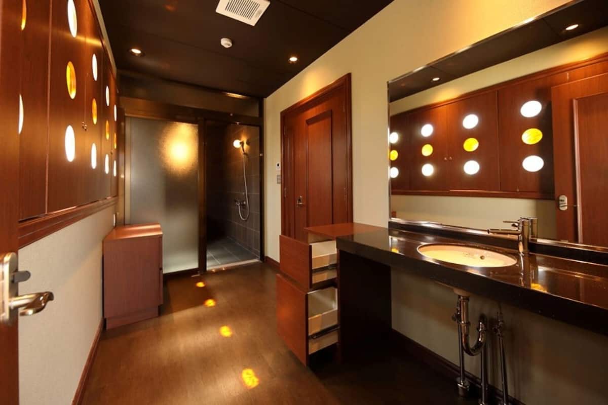 royal suite | down duvets, in-room safe, individually decorated