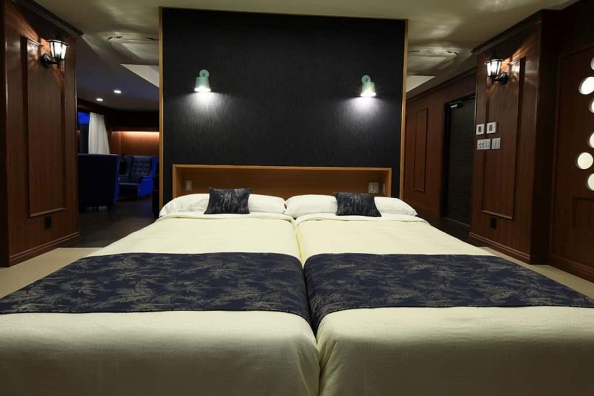 royal suite | down duvets, in-room safe, individually decorated