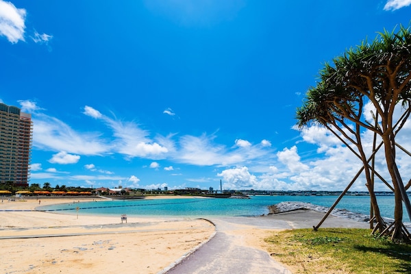 Pantai berhampiran, pasir putih