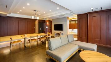 Cubrecamas, decoración personalizada, muebles diferentes y escritorio