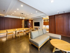 Suite | Down comforters, individually decorated, individually furnished, desk