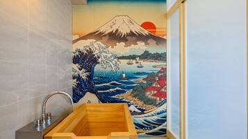 Bañera y ducha independientes, secador de pelo, pantuflas, toallas