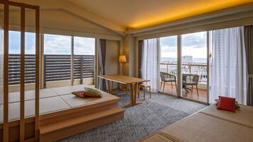 Cubrecamas, decoración personalizada, muebles diferentes y escritorio