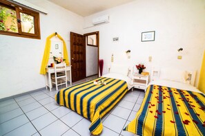 Romantic Studio (Semi-basement) | Bathroom | Shower, hair dryer, towels, shampoo