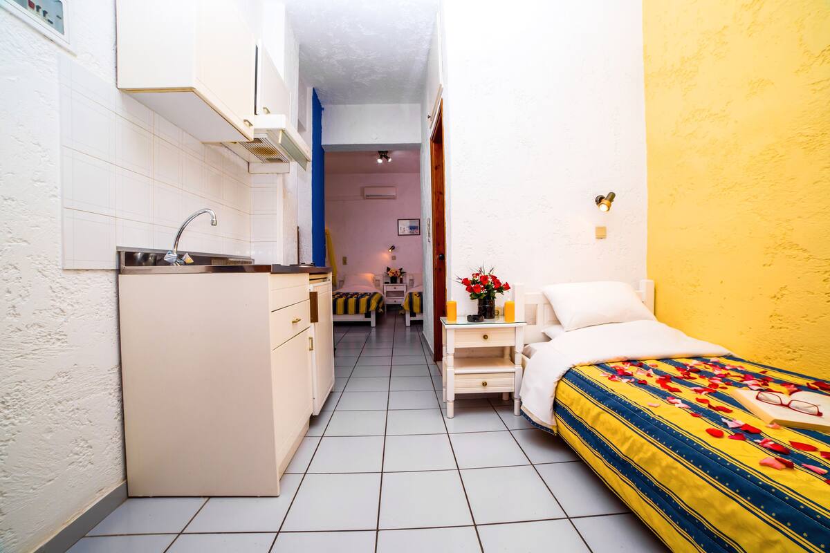 Romantisches Apartment (Semi-basement) | Verdunkelungsvorhänge, schallisolierte Zimmer, kostenloses WLAN
