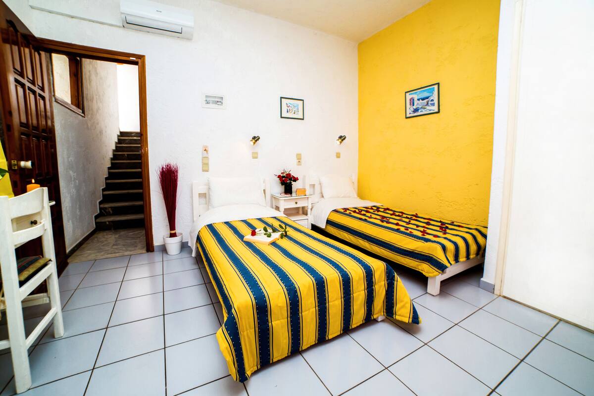 Romantisches Studio (Semi-basement) | Verdunkelungsvorhänge, schallisolierte Zimmer, kostenloses WLAN