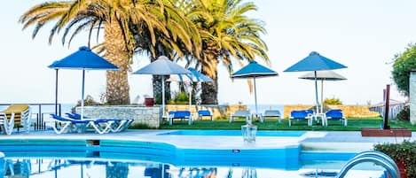 2 piscines extérieures, parasols de plage, chaises longues