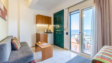 Habitación doble, vistas al mar (Panoramic) | Zona de estar | Televisión LED de 24 pulgadas con canales por satélite, una televisión