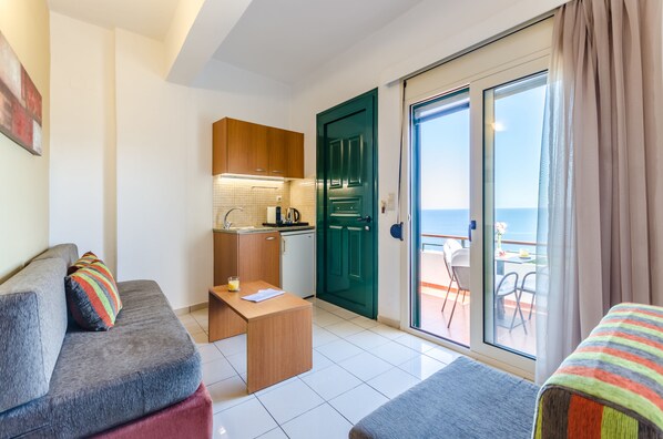 Double Room, Sea View (Panoramic) | Living area | 24-inch LED TV with satellite channels, TV, books