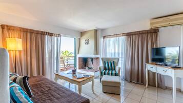 Suite Deluxe, vista al mar (Panoramic) | Área de sala de estar | Televisión LED de 24 pulgadas con canales vía satélite y televisión