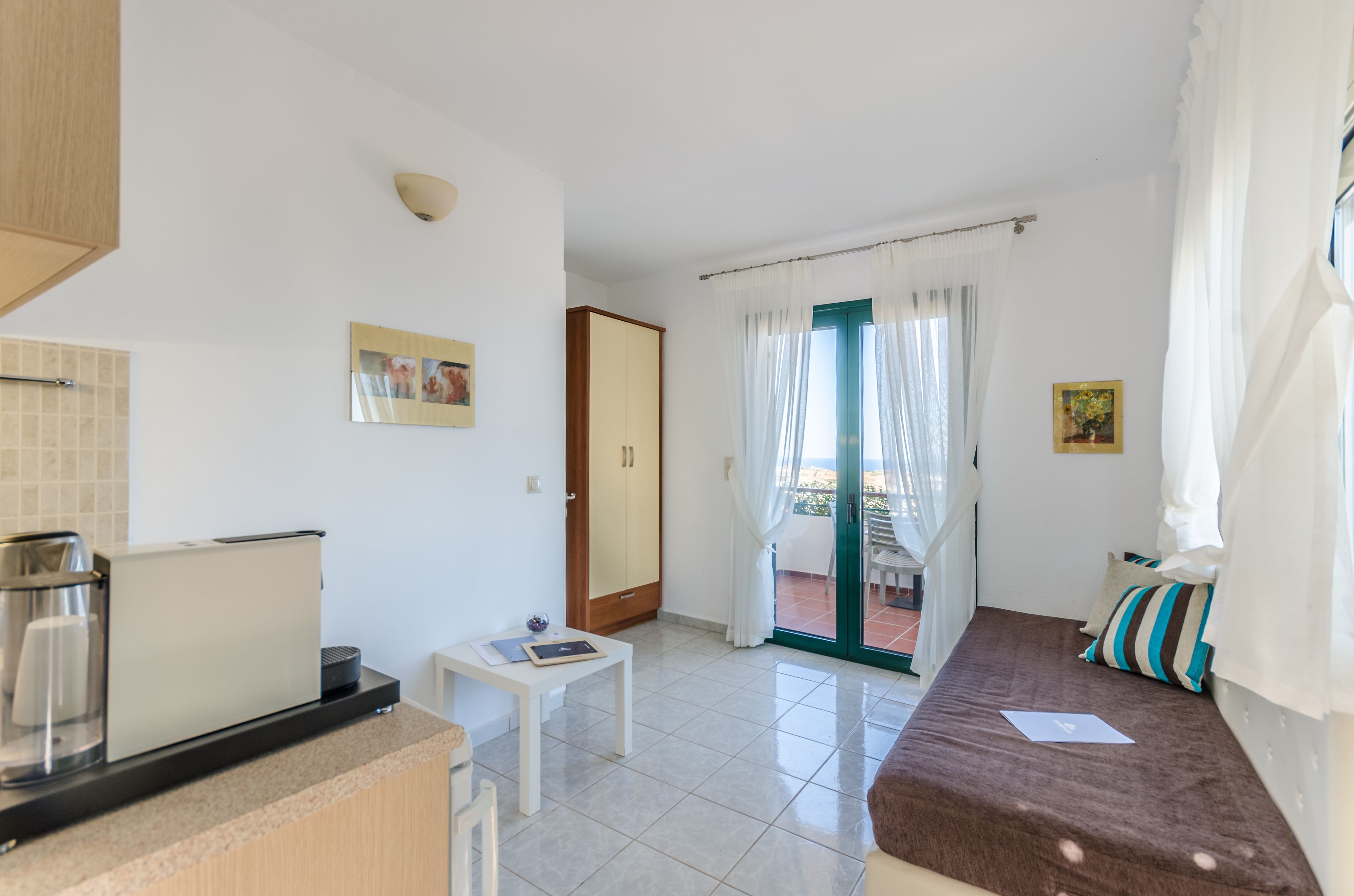 Standard Double Room, Sea View | Living area | 24-inch LED TV with satellite channels, TV, books
