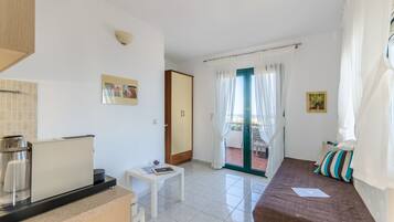 Standard Double Room, Sea View | Living area | 24-inch LED TV with satellite channels, TV, books