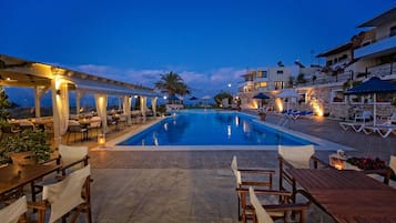 2 piscine all'aperto, ombrelloni da piscina, lettini