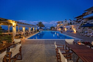 2 piscinas externas, funciona das 9h30 às 20h, guarda-sóis