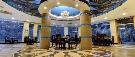 Breakfast, lunch, dinner served; garden views