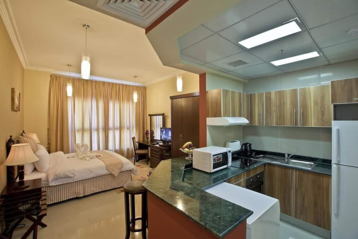 Full-sized fridge, microwave, stovetop