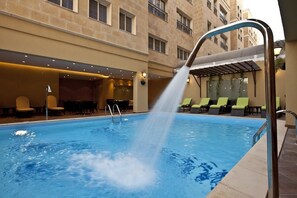 Piscine couverte, piscine extérieure
