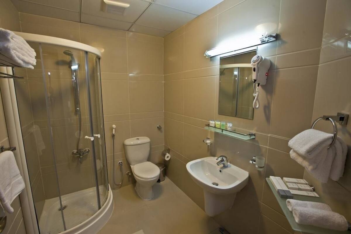 Douche, articles de toilette gratuits, serviettes fournies