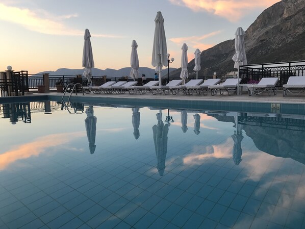 Outdoor pool, pool umbrellas, pool loungers - Hotel Continental (Kalymnos)
