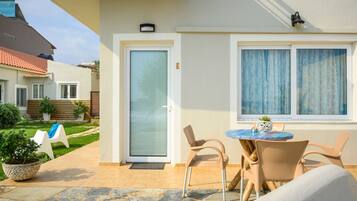Apartemen Deluks, 2 kamar tidur, menghadap pantai | Teras/patio