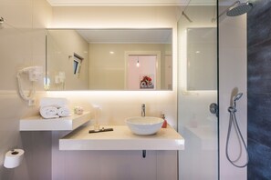 Bungalow Superior, di fronte alla spiaggia | Bagno | Doccia, soffione a pioggia, set di cortesia gratuito, asciugacapelli