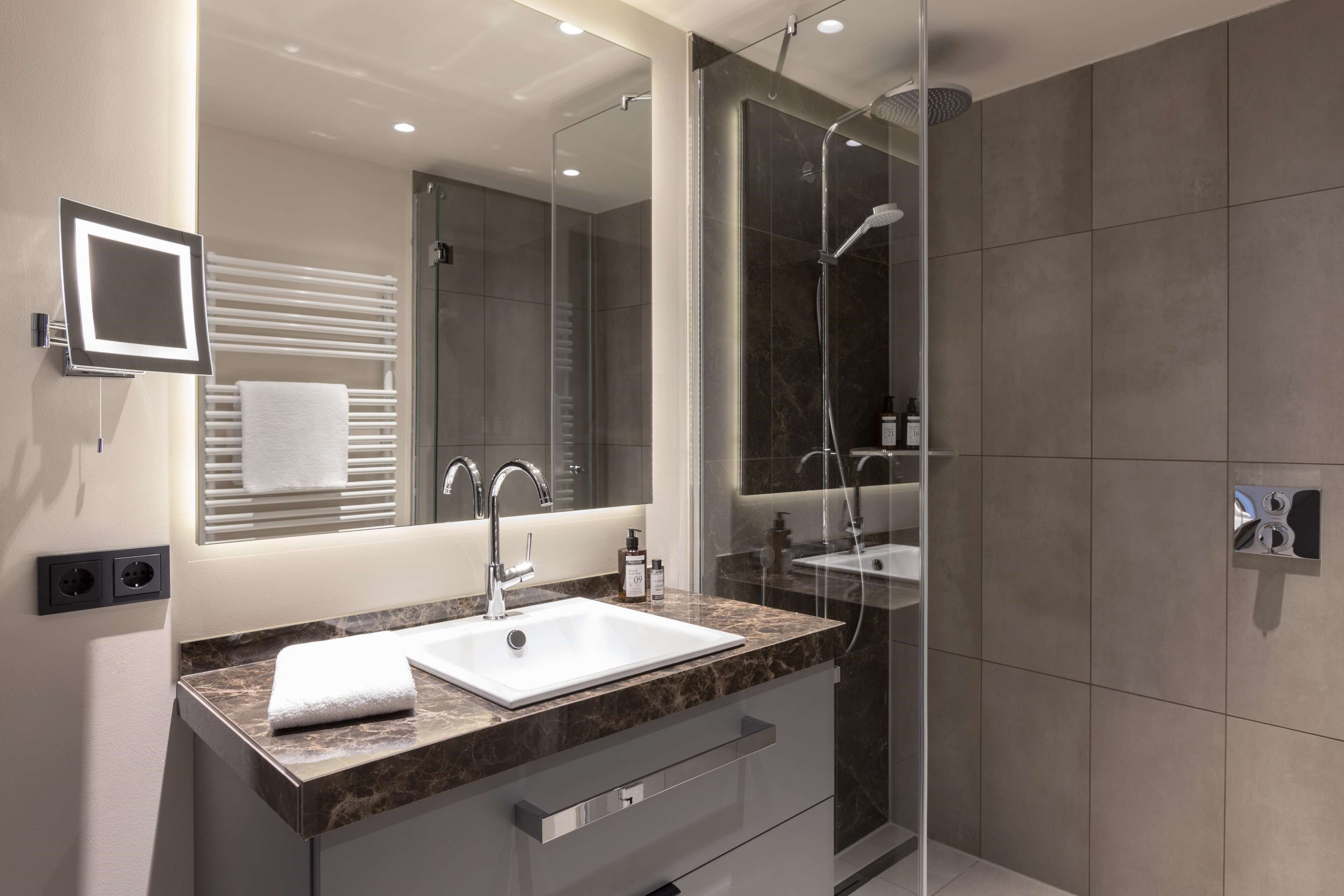 Douche, articles de toilette gratuits, sèche-cheveux, peignoirs