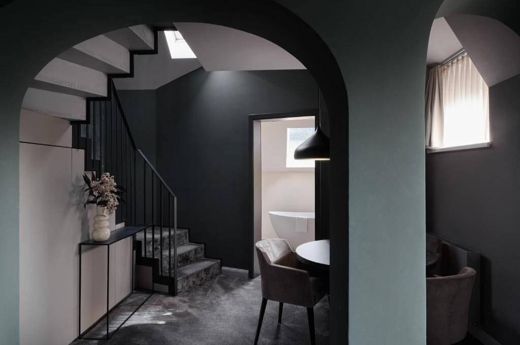 suite, balcony | in-room safe, desk, free wifi