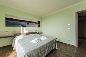 Kolmen hengen huone | Untuvapeitot, työpöytä, ilmainen Wi-Fi