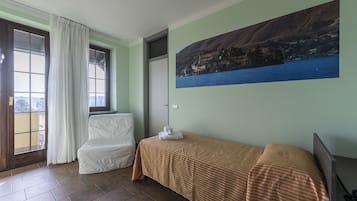 Copriletto in piuma, una scrivania, Wi-Fi gratuito