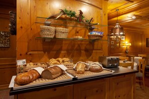 Free daily buffet breakfast - Hotel Jägerhof (Zermatt)
