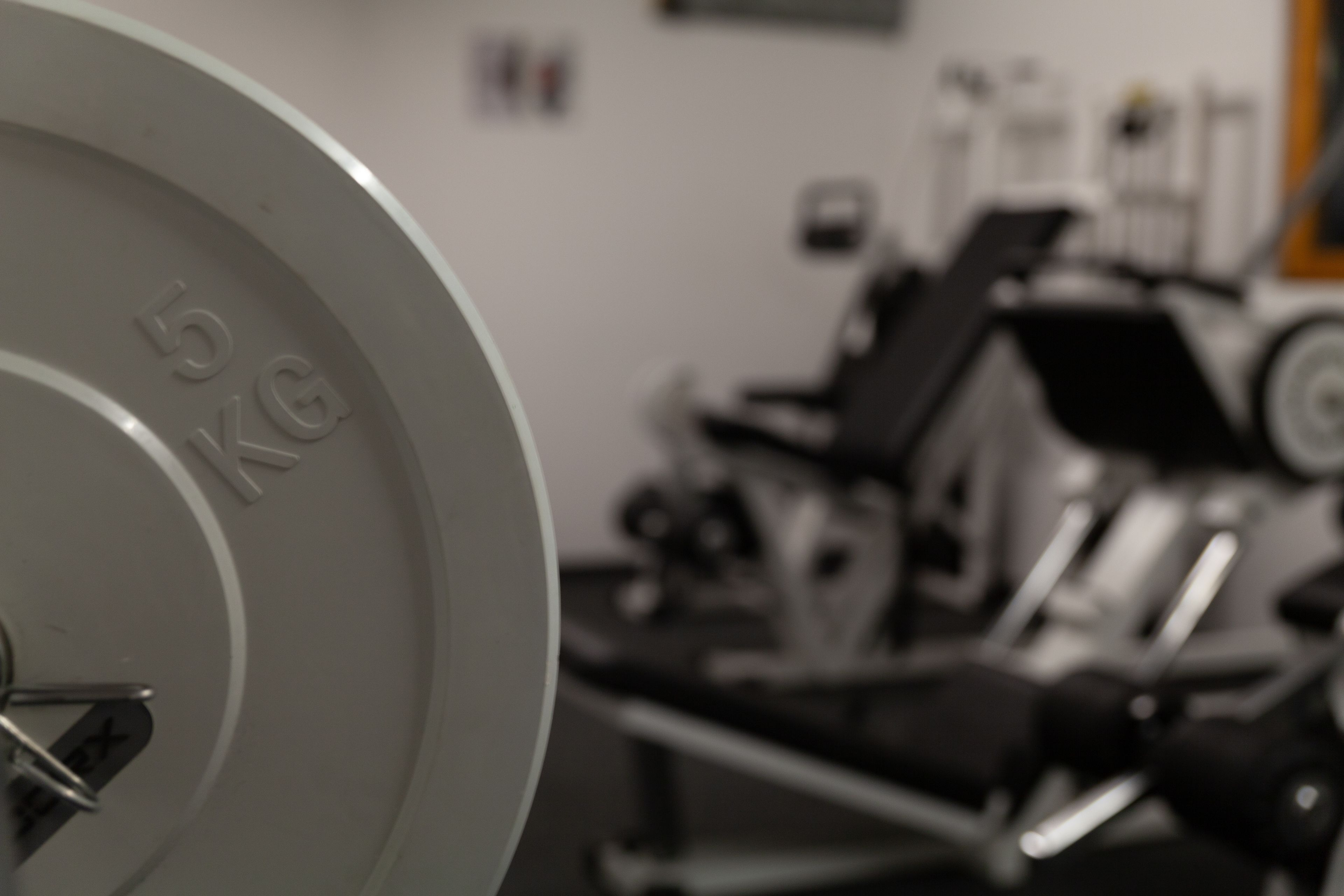 Una pesa con la inscripción '5 KG', parte del equipo de gimnasio.