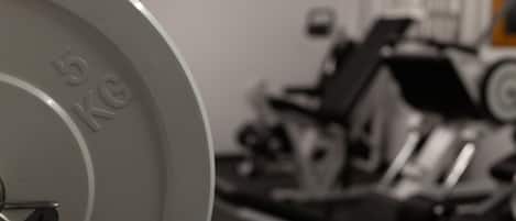 Una pesa con la inscripción '5 KG', parte del equipo de gimnasio.
