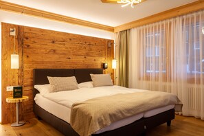 Triple Room | In-room safe, desk, laptop workspace, blackout drapes - Hotel Jägerhof (Zermatt)