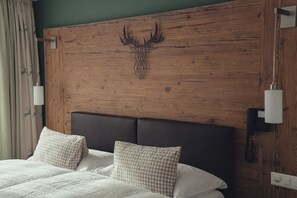 Alpine Double Room with Matterhorn View | In-room safe, desk, laptop workspace, blackout drapes - Hotel Jägerhof (Zermatt)