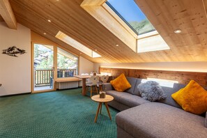 Suite – panorama, 4 soverom, ikke-røyk, fjellutsikt | Oppholdsområde | TV